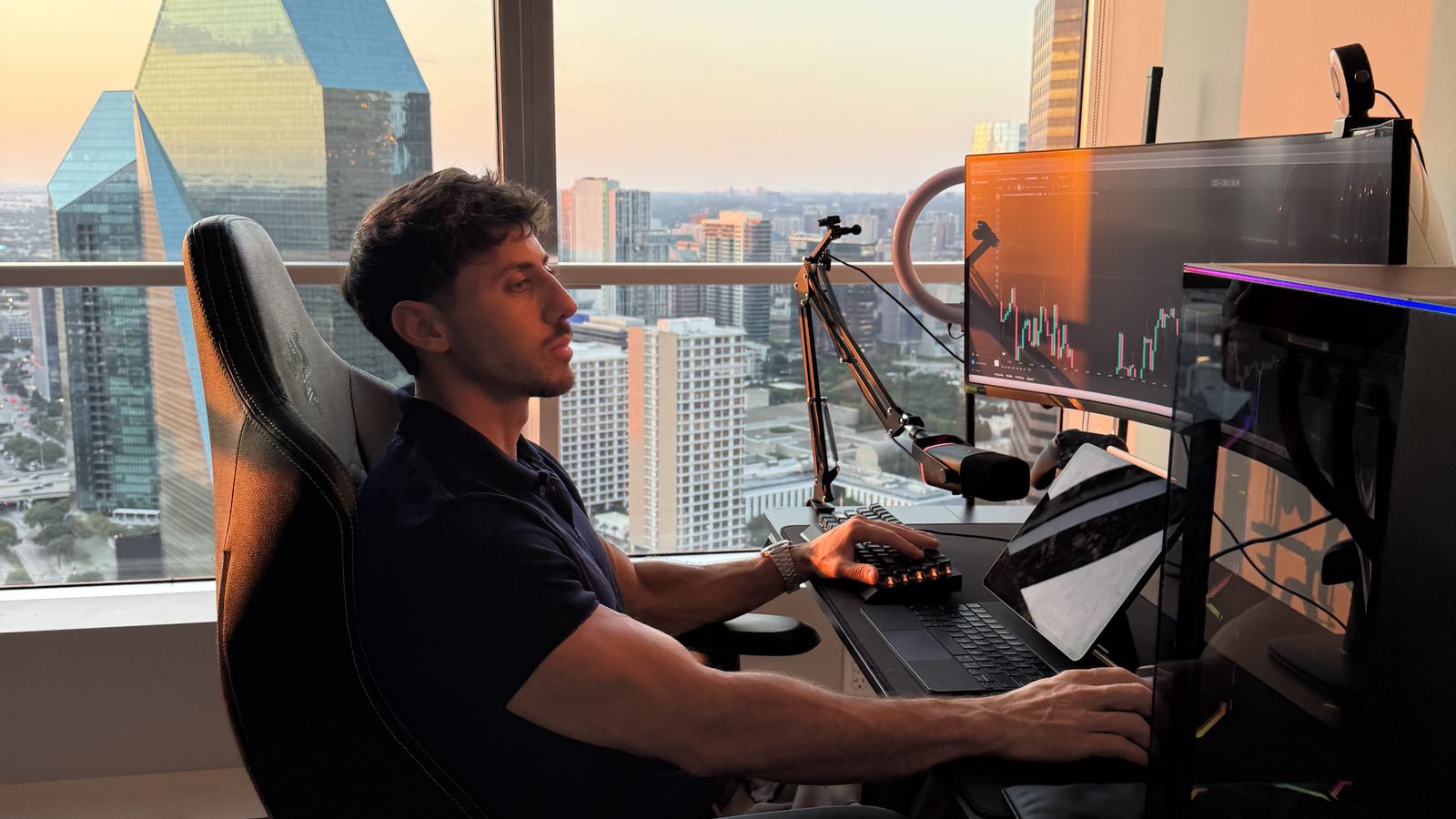 Kaissar Moussa operando frente al skyline de Dallas